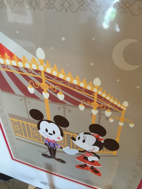 Mickey and Minnie Muse holding hands