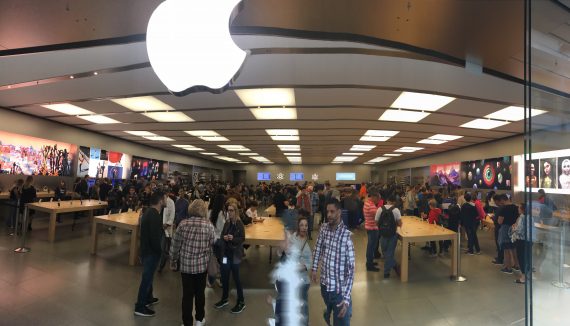 Apple Store Mall at Millenia