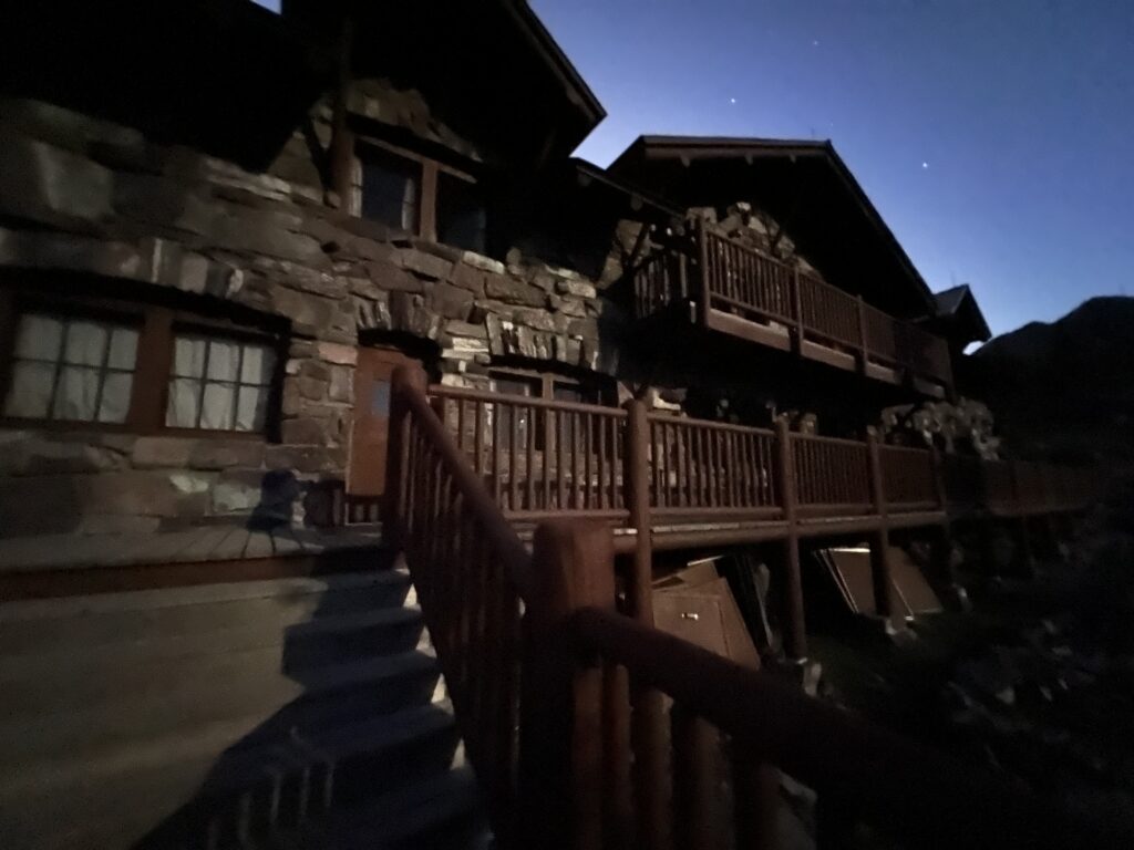 Play Mountain chalet in moonlight